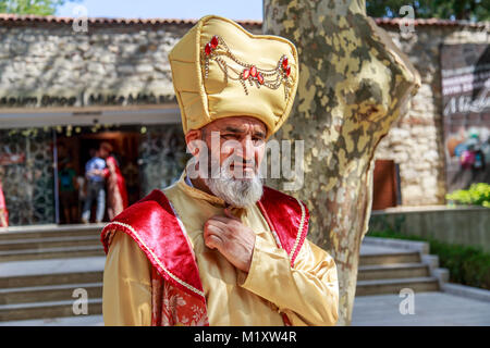 Istanbul, Turquie - 30 juillet 2016 : Vieil homme avec sultan ottoman dress Banque D'Images