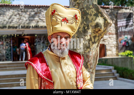 Istanbul, Turquie - 30 juillet 2016 : Vieil homme avec sultan ottoman dress Banque D'Images