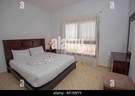 Design intérieur de la chambre sur la mer tropicale de luxe en appartement avec lit double et des meubles Banque D'Images
