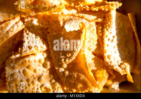 Crostoli est typiquement italienne frites au four doux mangé pendant la saison de carnaval Banque D'Images