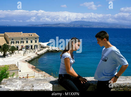 Paire dans la ville de Corfou à Faliraki aerea, Corfou, Grèce, Europe Banque D'Images