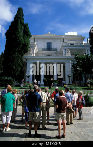 Visiteurs en face de l''Achillion, Corfou, Grèce, Europe Banque D'Images