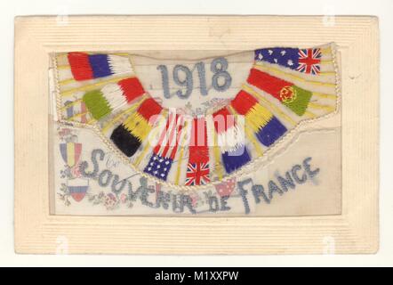 WW1 carte brodée en soie époque, intitulé 'Souvenir de France, avec des forces alliées drapeaux, datée du 1918, envoyé à la maison par soldat britannique, réalisé à Paris, 1918 Banque D'Images