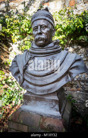 Statue de William Walker, un plongeur qui a travaillé sous l'eau pendant six ans pour soutenir les fondations de la cathédrale de Winchester gorgé Banque D'Images