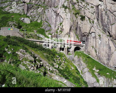 Gotthard Express train sur Teufelsbruecke près de Andermatt en Suisse, Devil's railway bridge and tunnel, Alpes suisses, les montagnes rocheuses. Banque D'Images