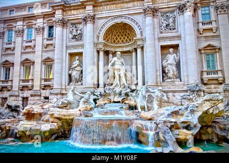 Fontana di Trevi avec aqua turquoise, Rome, Italie Banque D'Images