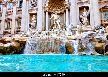 Fontana di Trevi à angle faible avec aqua turquoise, Rome, Italie Banque D'Images