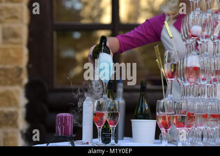 Verser dans des verres à champagne mariage à Pyramid Banque D'Images