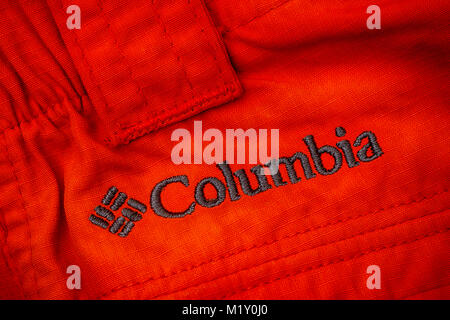 Tambov, Fédération de Russie - Septembre 27, 2017 logo brodé sur Columbia vêtements rouge. Banque D'Images