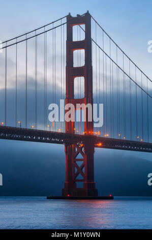 Photo en gros plan de l'emblématique pont du Golden Gate photographié après le coucher du soleil du Fort Point National Historic Site à San Francisco, CA. Banque D'Images