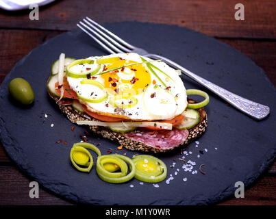 Avec Sandwich œuf frit et un morceau de pain de seigle avec légumes, Close up Banque D'Images