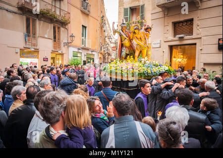 Pâques Trapani, vue sur la foule qui borde le parcours de la célèbre procession de Pâques de 24 heures (Settima Santa) dans les rues historiques de Trapani, Sicile. Banque D'Images