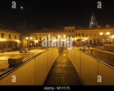 BIELSKO-BIALA, POLOGNE EUROPE sur Décembre 2017 : place principale de centre-ville historique avec de vieux bâtiments, lampadaires et tour de la cathédrale Saint-Nicolas Banque D'Images