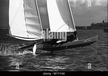 AJAXNETPHOTO. 29ème OCT,1976. PORTLAND, en Angleterre. - Semaine de VITESSE DE WEYMOUTH - CATAMARAN CHERI BIBI EN VITESSE SUR LE PORT DE PORTLAND. PHOTO:JONATHAN EASTLAND/AJAX REF:7629101 6193 Banque D'Images