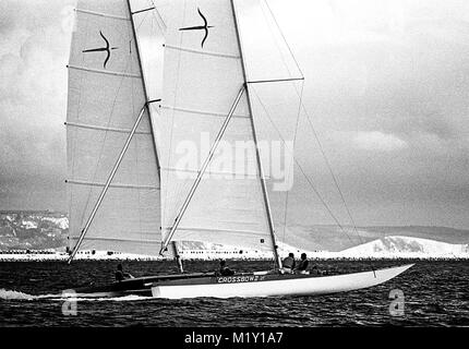 AJAXNETPHOTO. 29ème OCT,1976. PORTLAND, en Angleterre. - Semaine de VITESSE DE WEYMOUTH - CATAMARAN CROSSBOW II À LA VITESSE SUR LE PORT DE PORTLAND. PHOTO:JONATHAN EASTLAND/AJAX REF:7629101 33195  Banque D'Images