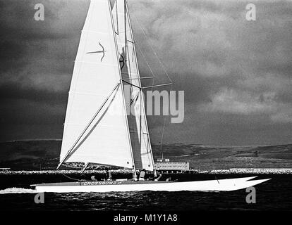 AJAXNETPHOTO. 29ème OCT,1976. PORTLAND, en Angleterre. - Semaine de VITESSE DE WEYMOUTH - CATAMARAN CROSSBOW II À LA VITESSE SUR LE PORT DE PORTLAND. PHOTO:JONATHAN EASTLAND/AJAX REF:7629101 XX174 Banque D'Images