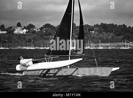 AJAXNETPHOTO. 29ème OCT,1976. PORTLAND, en Angleterre. - Semaine de VITESSE DE WEYMOUTH - KEEK TRIMARAN À GRANDE VITESSE SUR LE PORT DE PORTLAND. PHOTO:JONATHAN EASTLAND/AJAX REF:7629101 21178  Banque D'Images