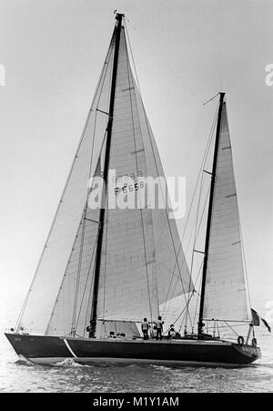 AJAXNETPHOTO. 1975. Londres, Angleterre. - FINANCIAL TIMES CLIPPER RACE 1975/1976 - START Londres (GBR) / SKIPPER KRITER II : Olivier de Kersauson (FRA) PHOTO:JONATHAN EASTLAND/AJAX REF : 2 75 Banque D'Images