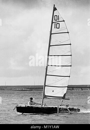 AJAXNETPHOTO. 29ème OCT,1976. PORTLAND, en Angleterre. - Semaine de VITESSE DE WEYMOUTH - ÉPHÉMÈRE CATAMARAN À GRANDE VITESSE SUR LE PORT DE PORTLAND. PHOTO:JONATHAN EASTLAND/AJAX REF:7629101 X1172 Banque D'Images