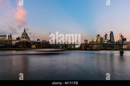 La Cathédrale de St Paul, donnant sur la Tamise, au crépuscule, Bankside, Londres, UK Banque D'Images