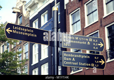 AMSTERDAM, Pays-Bas - le 19 août ; 2015 : rue d'orientation touristique indiquant une intéressante excursion à Amsterdam. Amsterdam est la capitale de la Ne Banque D'Images