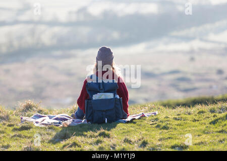 UK, Derbyshire, une marchette à admirer la vue sur la vallée de l'espoir de Mam Tor. Banque D'Images