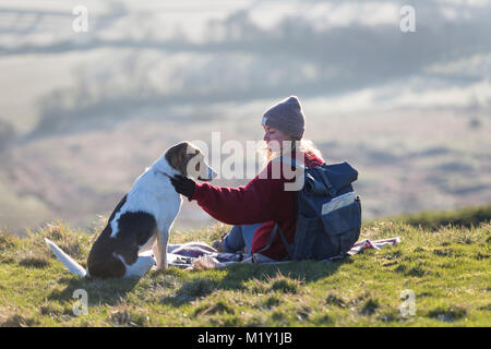 UK, Derbyshire, un promeneur et son chien, en admirant la vue sur la vallée de l'espoir de Mam Tor. Banque D'Images