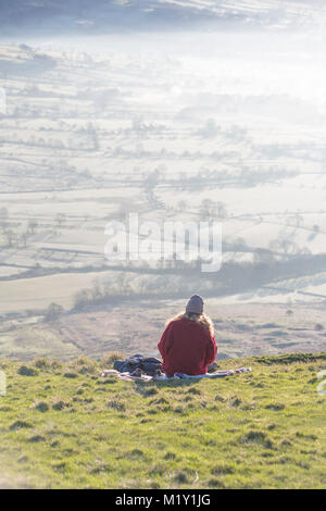 UK, Derbyshire, une marchette à admirer la vue sur la vallée de l'espoir de Mam Tor. Banque D'Images