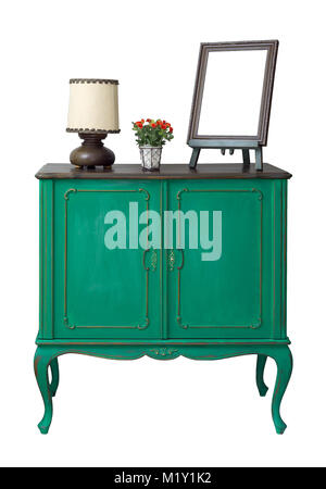 Vert en bois vintage avec empty wooden ornate brown cadre photo de bureau, semoir, fleurs et une lampe de table isolé sur blanc y compris l'écrêtage Banque D'Images