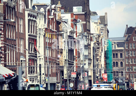 AMSTERDAM, Pays-Bas - le 19 août 2015 : rue Rokin avec rangée de boutiques, restaurants et de la Place du Dam. Amsterdam est la capitale des Pays-Bas sur une Banque D'Images