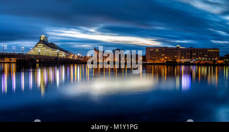 Ville de Riga avec Bibliothèque nationale. Photo de nuit avec de l'eau paysages reflets dans les eaux de la rivière Daugava Banque D'Images