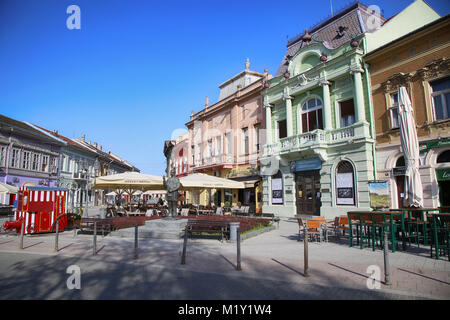 NOVI SAD, SERBIE - AVRIL 03 : Rue Dunavska est l'une des plus vieilles rues de centre de Novi Sad, cette rue est une zone piétonne, avec pubs, restaurants Banque D'Images