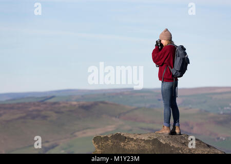 UK, Derbyshire Peak District, parc national, d'une marchette de prendre des photographies de Stanage Edge. Banque D'Images