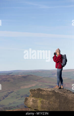 UK, Derbyshire Peak District, parc national, d'une marchette de prendre des photographies de Stanage Edge. Banque D'Images