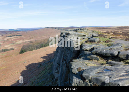 UK, Derbyshire Peak District, parc national, bord de falaise c nécessaire à Stanage Edge. Banque D'Images