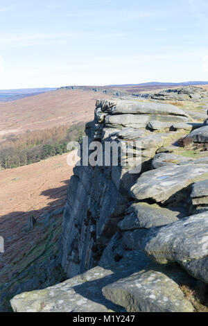 UK, Derbyshire Peak District, parc national, bord de falaise c nécessaire à Stanage Edge. Banque D'Images