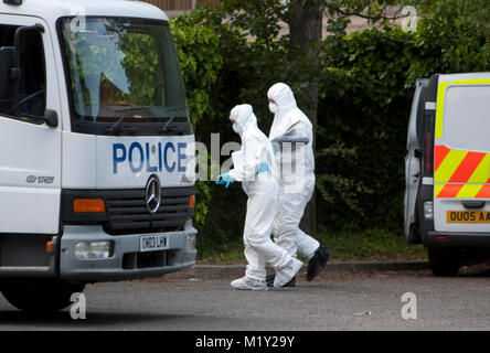 © riche BOWEN 27/05/2012. Bracknell, Berkshire, Royaume-Uni Thames Valley Police a lancé une enquête sur une mort suspecte après la découverte du corps d'une femme à Bracknell ce matin (27/5/2012). Ils ont appelé la police à une adresse dans Bay Drive, Bullbrook juste avant 8h où ils ont découvert un corps d'une femme dans la vingtaine. Elle a été déclaré mort sur place par les ambulanciers crédit photo : Rich Bowen Banque D'Images