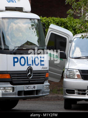 © riche BOWEN. 27/05/2012. Bracknell, Berkshire, Royaume-Uni une ambulance arrive sur les lieux du décès suspect après la découverte d'un corps en womanÕs ce matin Bracknell (27/52012). Ils ont appelé la police à une adresse dans Bay Drive, Bullbrook juste avant 8h où ils ont découvert un corps d'une femme dans la vingtaine. Elle a été déclaré mort sur place par les ambulanciers crédit photo : Rich Bowen Banque D'Images