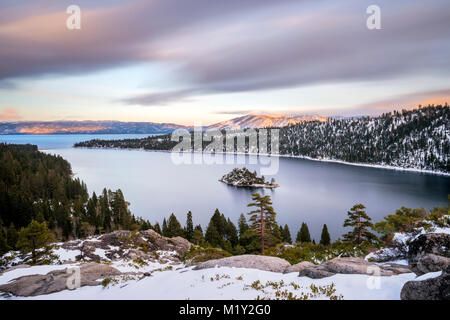 Beaux nuages flux sur Emerald Bay dans l'hiver au coucher du soleil près de South Lake Tahoe, en Californie. Banque D'Images