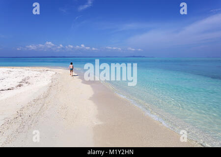 Jeune blonde, 6 ans western garçon en maillot de bain s'exécutant sur une belle plage tropicale de l'archipel, Banyak, Sumatra, Indonésie, Asie du Sud, Asie Banque D'Images