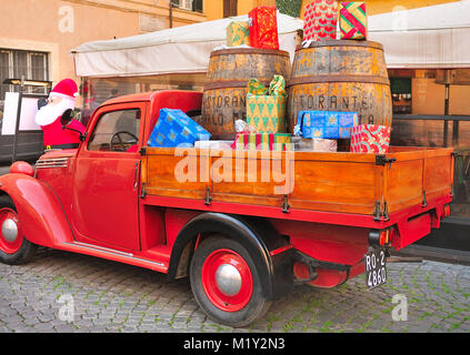 Italien Vintage pickup chargé avec des cadeaux de Noël à l'extérieur d'un restaurant à Trastevere, Rome Banque D'Images