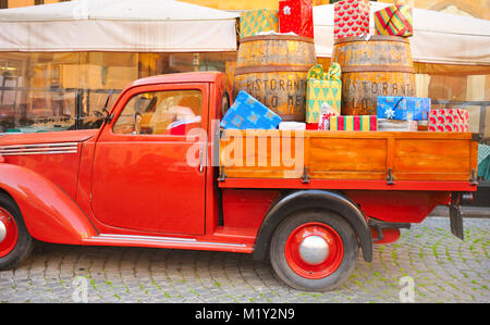 Italien Vintage pickup chargé avec des cadeaux de Noël à l'extérieur d'un restaurant à Trastevere, Rome Banque D'Images