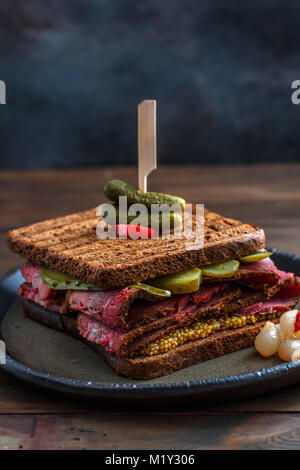 Fermer la vue de boeuf sandwich au pastrami, isolé Banque D'Images