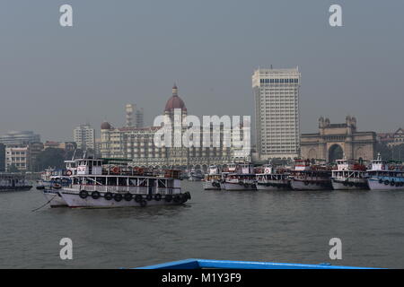 Vue impressionnante de l'hôtel Taj & Gate Way de l'Inde avec des bateaux sur la mer à la belle. Banque D'Images