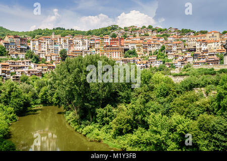 Vue de la ville de Veliko Tarnovo et la rivière Yantra en Bulgarie Banque D'Images