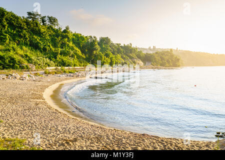Plage vide au début de la lumière du soleil du matin à Varna, Bulgarie Banque D'Images