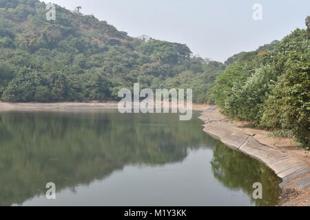 Une vue sur le lac à proximité de la montagne de verdure. Banque D'Images