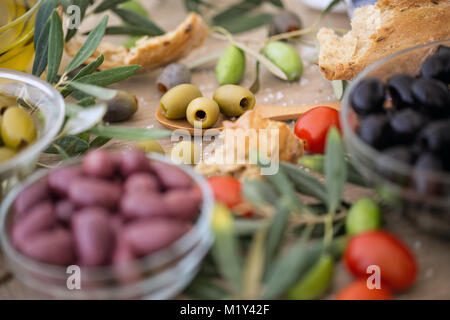 Mélange de tout un assortiment d'olives italiennes Background Banque D'Images