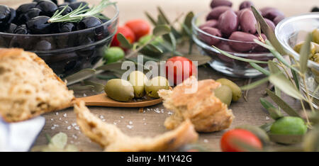 Mélange de tout un assortiment d'olives grecques background Banque D'Images