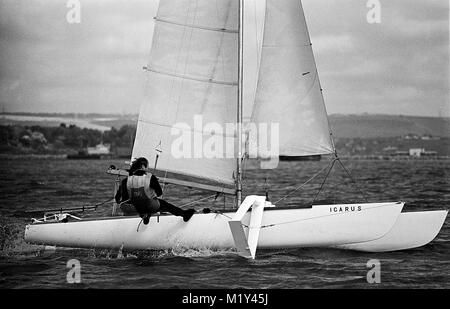 AJAXNETPHOTO. 29ème OCT,1976. PORTLAND, en Angleterre. - Semaine de VITESSE DE WEYMOUTH - CATAMARAN ICARUS EN VITESSE SUR LE PORT DE PORTLAND. PHOTO:JONATHAN EASTLAND/AJAX REF:7629101 26188  Banque D'Images